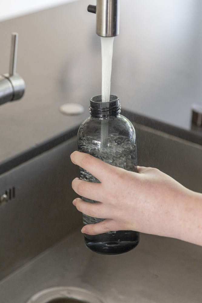 Auslaufsichere Trinkflasche mit Metalldeckel